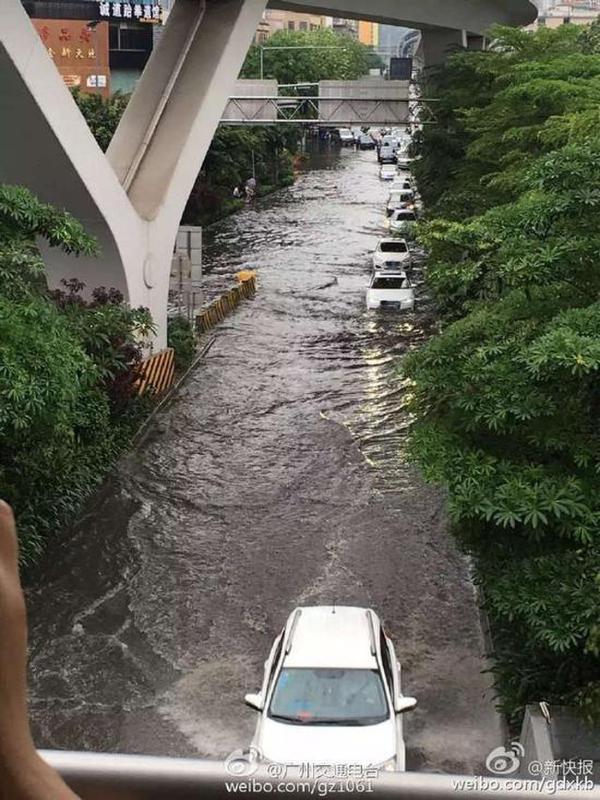 广州进入水浸街模式 部分路段水浸已过腰(图)