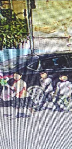 监控显示，女孩带着两个男孩走街串巷，坐上了班车。