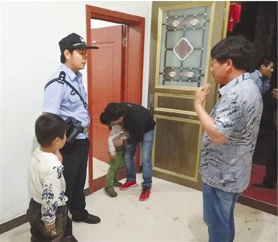 两个男孩被民警送回家中。