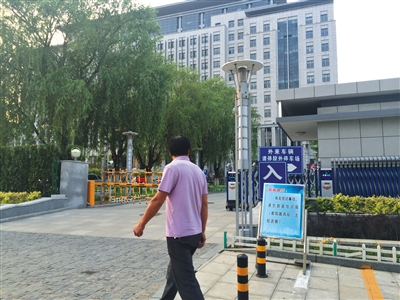青龙县政府。2015年7月3日，岚皋县农民工在此聚众讨薪。