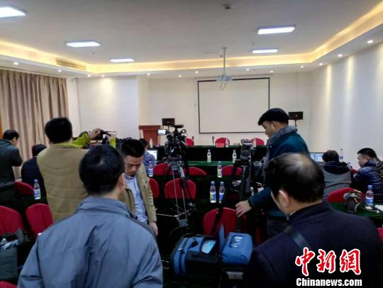 当地宣传部门表示，定于11月24日18时召开新闻发布会。图为众多媒体记者在发布会现场等候。 王剑 摄