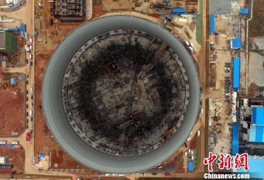  11月24日7时左右，江西省丰城市丰城电厂三期在建冷却塔施工平台发生倒塌。图为现场航拍画面。 刘占昆 摄