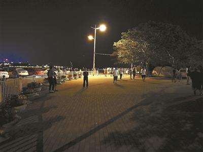 青岛八大峡广场周围的人行道被大幅拓宽，几乎与机动车道等宽