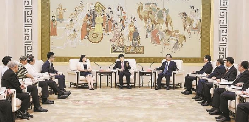 9月4日，中共中央政治局委员、中央政法委书记孟建柱在北京会见电影《邹碧华》主创人员和邹碧华同志亲属。郝帆摄
