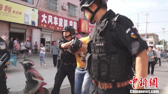 抓捕现场。警方供图