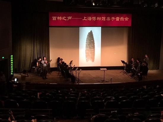 百物之声——上海博物馆亲子音乐会”上，教师在曲目间隙进行文物讲解