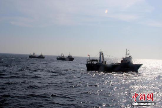 资料图：海军护航编队为途经亚丁湾海域的中国3艘渔船实施护卫。中新社发 李秀林 摄